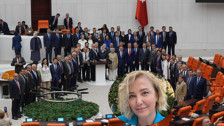 Vekillerin veda pozuna tepki gösteren Berna Laçin'e soruşturma başlatıldı