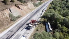 Erzincan'da yolcu otobüsünün devrildiği kazada 1 kişi öldü, 33 kişi yaralandı