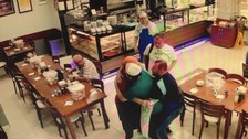 Kocaeli'de usta yardımcısının Heimlich manevrası ile tezgahtarı kurtardığı anlar kamerada