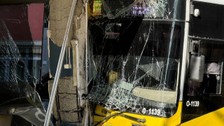 Pendik'te İETT otobüsü kuaför dükkanına daldı