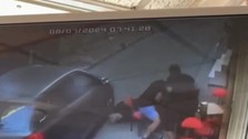 Fatih'te baygınlık geçirip yola düşen adamın üzerinden otomobil geçti