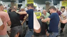 Hatay'da yeni açılan marketteki indirim izdihamı, kavgaya döndü