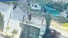 Taş attığı köpek zinciri kırarak dehşeti yaşattı, o anlar kamerada
