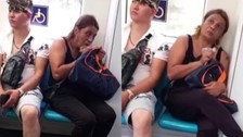 Marmaray'da kimseye aldırmadan uyuşturucu kullanan kadın kamerada