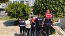 50 dolandırıcılık kaydı olan ve 27 yıl hapisle aranan şüpheli cinsiyet değiştirmiş