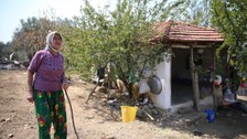 70 yaşındaki kadın kuru otları temizleyerek evini orman yangınından kurtardı