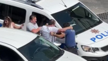 İzmir'de polise yumruklu saldırı: Ekip aracının aynasını kırdı