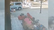 Kaldırımda oturan 4 çocuğa otomobil çarptı: O anlar kameraya yansıdı!