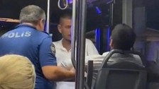 Belediye otobüsünde ne yaptılarsa bir türlü uyanmadı, devreye polis girdi