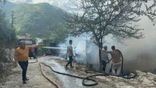 Kastamonu'da bir evde çıkan yangında pencereden atlayan 2 kişi yaralandı