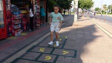Mersin'de bu dükkanın önünden geçen sek sek oynuyor