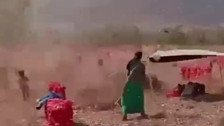 Tarlada korku dolu anlar! Çocuklar hortumun içinde kaldı