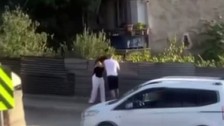 Yardım çığlığına rağmen film gibi izlediler! İzmir'de sokak ortasında kadına dayak!