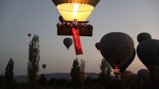 Kapadokya'da balonlar Türk bayraklarıyla uçtu