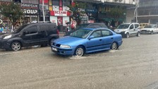 Rize'de şiddetli yağmurda cadde ve sokaklar göle döndü
