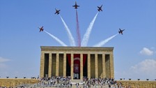 Türk Yıldızları'ndan Anıtkabir'de Ata'ya saygı uçuşu