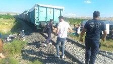 Yük treni çapa motoruna çarptı! Anne ve 2 çocuğu hayatını kaybetti