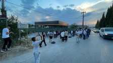 Sakarya'da mahalleli uyuşturucu ve kaçak kullanımına tepki için sokağı kapattı