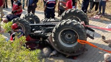 Sakarya'da dehşet kaza! Traktör devrildi, hala ve yeğen altında kalarak can verdi