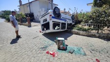 Aydın'da facianın eşiğinden dönüldü! El freni tam çekilmeyen resmi araç sitenin bahçesine uçtu