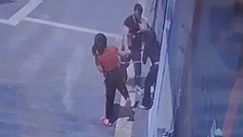 Diyarbakır'da anne ve kızını sokak ortasında darbetti