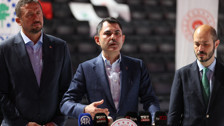 Bakan Kurum, Basketbol Gelişim Merkezi'ni ziyaretinde konuştu: "Belediye başkanının orada yaptıklarını, gülümseyerek izliyoruz."