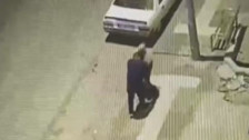 Mamak'ta şehir eşkıyasından alçak hareket! Yoldan karşıya yavaş geçen yaşlı adama kafa attı