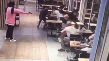 Aksaray’da bir kadın kendisiyle ilişkiye girdiği ve adını çıkardığı iddiasıyla kafede oturan adama kurşun yağdırdı.