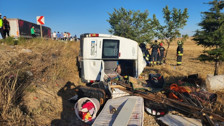 Konya'da minibüs ile traktörün çarpıştığı kazada 2 kişi öldü, 9 kişi yaralandı