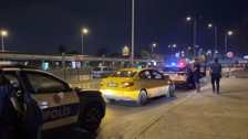 Avcılar'da üç kişinin aracına bindiği taksici bıçaklı saldırıya uğradı. Saldırganlar, direnen taksiciyi bıçakla yaraladı.