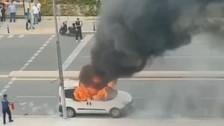 Kartal'da adliye önüne getirdiği aracını ateşe verdi: Yurtdışından geliyorum, 2 sene kesilmiş cezam var