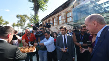 Cumhurbaşkanı Erdoğan’dan gazetecilere kandil simidi ikramı