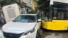 İETT otobüsü önce otomobile ardından güvenlik kulübesine çarptı