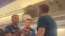 İlk önce kabin ekibine sonra polisle hakaret etti, uçaktan indirildi