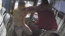 Yolcuların bulunduğu minibüste husumetlisini vurup, düştüğü yerde darbetti