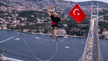 Yürekler ağza geldi! Estonyalı sporcu Jaan Roose 15 Temmuz Şehitler Köprüsü'nü ip üzerinde yürüyerek geçti