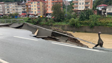 Artvin’de taşkın ve heyelanlara neden olan yağışta yol çöktü