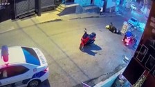 Ehliyetsiz motosikletli kendisini durdurmak isteyen polisi ezdi