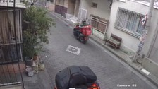 İzmir'de 3 saat arayla 2 kıza tacizde bulunan motokurye yakalandı