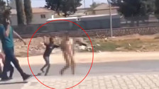 Sokakta çıplak dolaşan vatandaşa dayak: "Böyle gezmeye utanmıyor musun?"