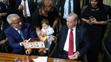 Cumhurbaşkanı Erdoğan, pastanede vatandaşlarla sohbet etti