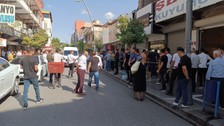 Kuyumcunun kendi kafasına sıktığı mermi yanında oturan kişiye sekti