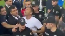 Burak Yılmaz maçın ardından Trabzonsporlu taraftarlarla tartıştı