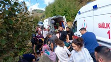 Fındık işçilerini taşıyan minibüs uçuruma devrildi: 5'i çocuk 15 yaralı