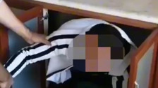 Samsun'da hırsızlıktan aranan şahıs tezgahın altında yakalandı