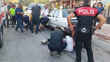 Yanında eşi ve çocuğu olan husumetlisine bıçakla saldırdı