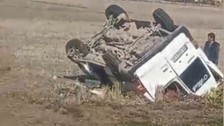 Ehliyetsiz sürücünün kullandığı minibüs takla attı: 4'ü çocuk, 5 yaralı