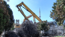 Kadıköy’de yıkım çalışması sırasında kopan beton parçaları camiye zarar verdi