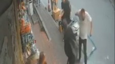 Fatih'te kaldırımda arkadaşıyla sohbet ederken üzerine cam çerçeve düştü