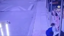 Sahipsiz köpeğin öğrenciye saldırması güvenlik kamerasında